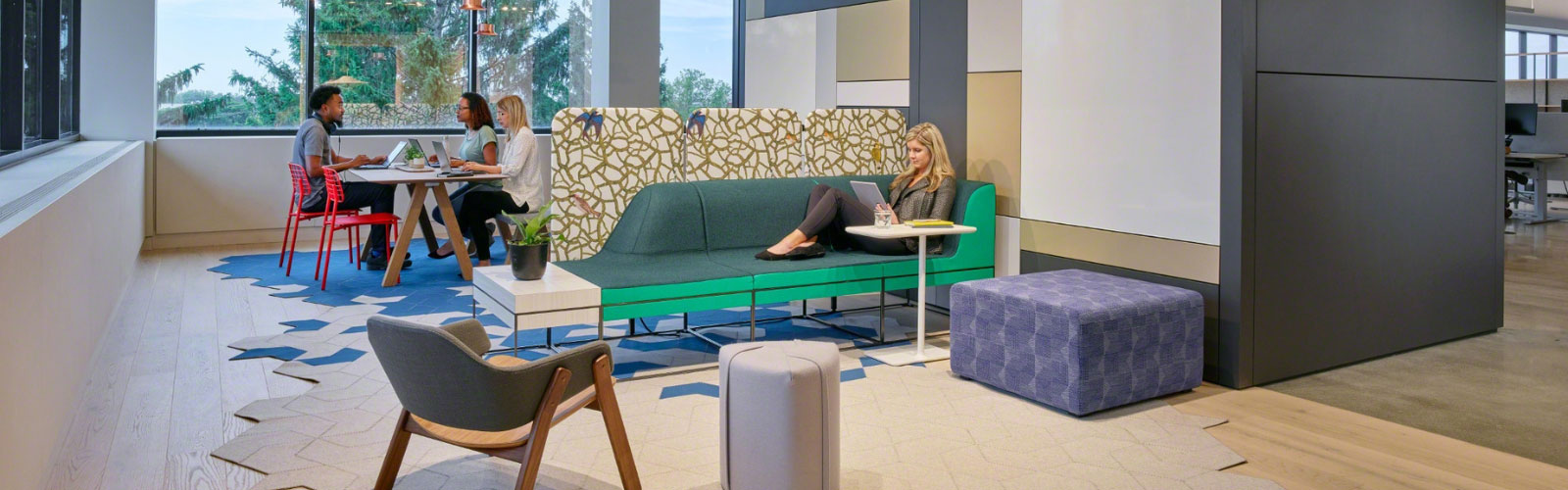 Agile working environment with sofas, desks and tables